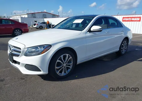 2016 Mercedes-Benz C 300 4Matic z USA, uszkodzony, nr VIN 55SWF4KB2GU136395